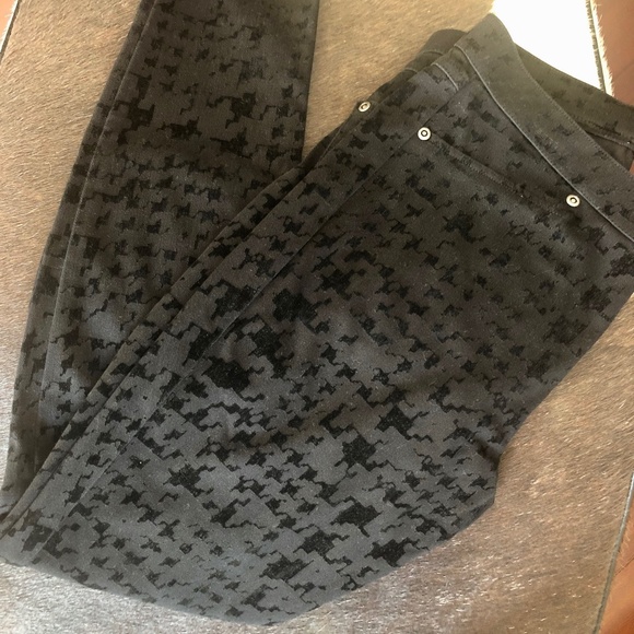 HUE M leggings with pockets w/raised velvet print - Picture 3 of 7